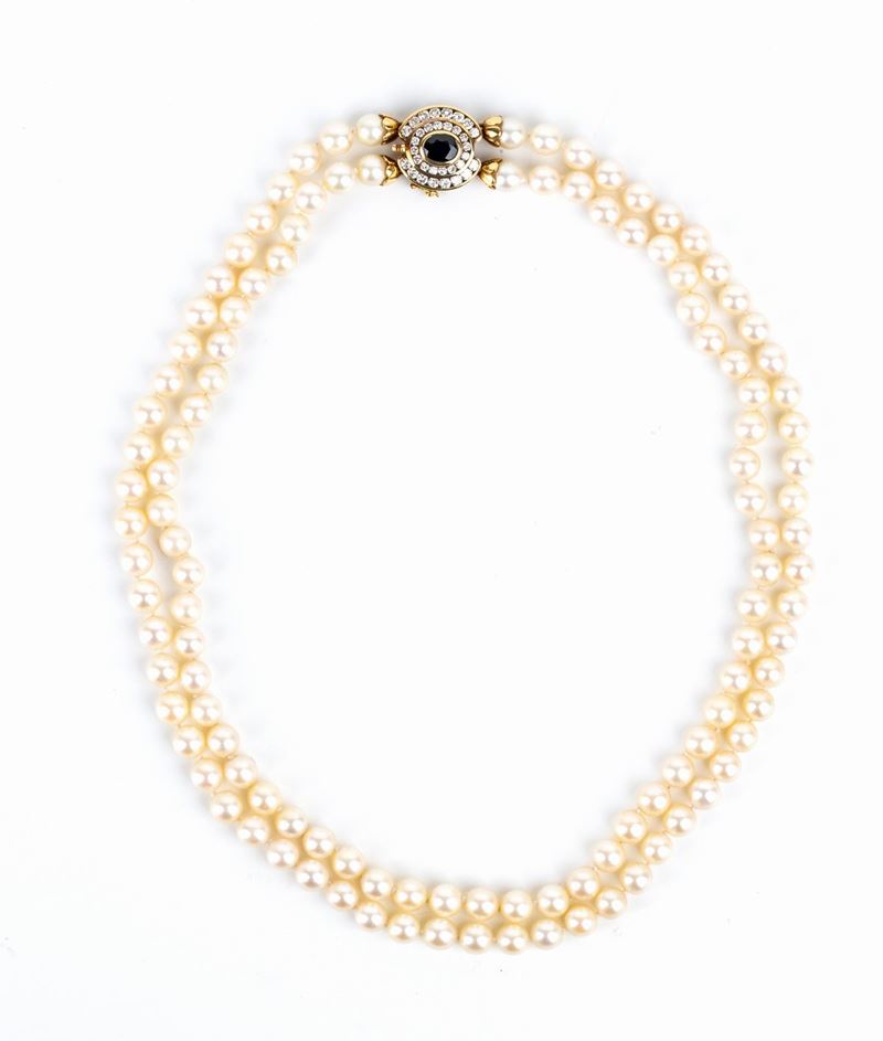 Collana a 2 fili di perle, fermezza in oro zaffiro e brillanti