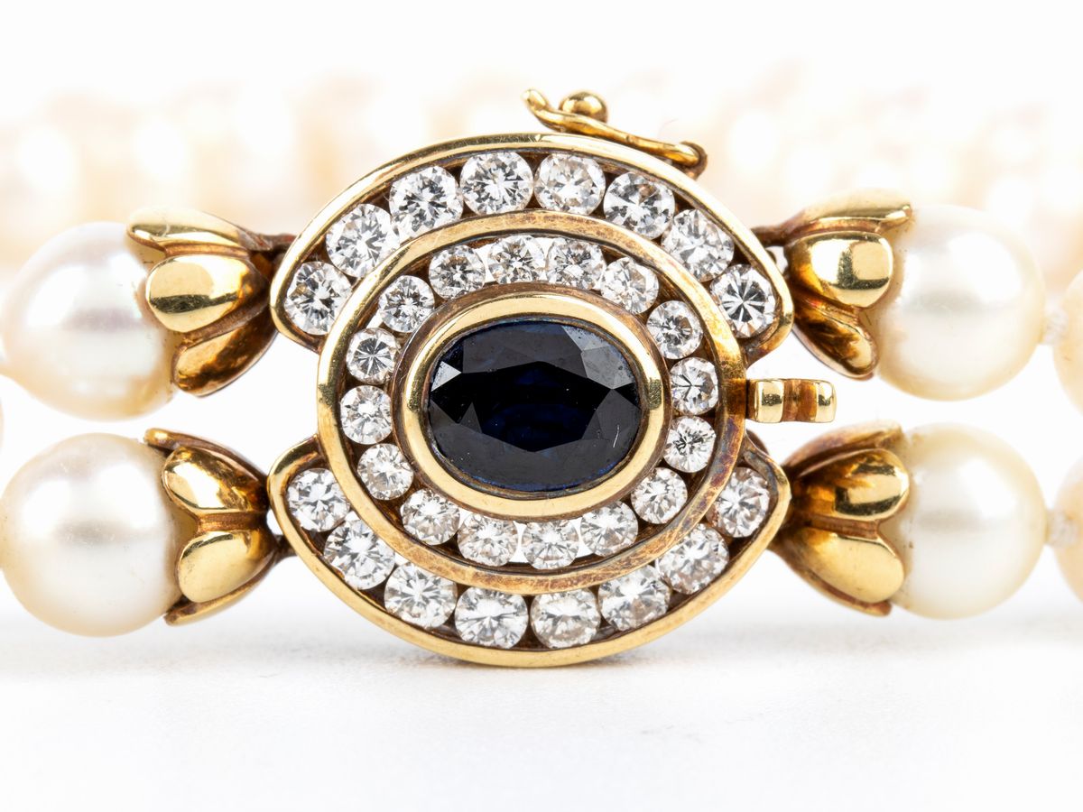 Collana a 2 fili di perle, fermezza in oro zaffiro e brillanti