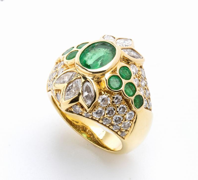 Anello in oro giallo, smeraldi e diamanti