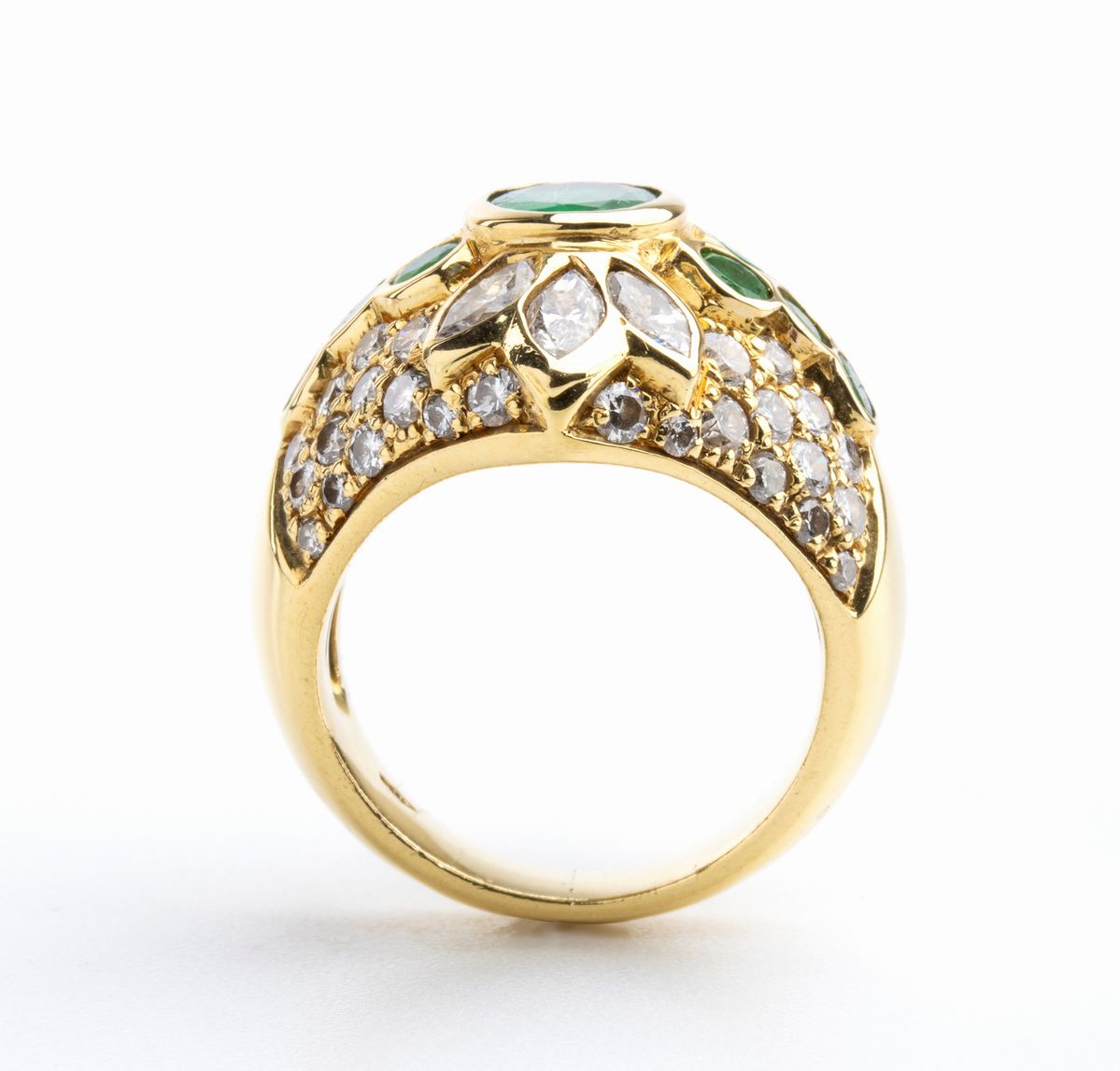 Anello in oro giallo, smeraldi e diamanti