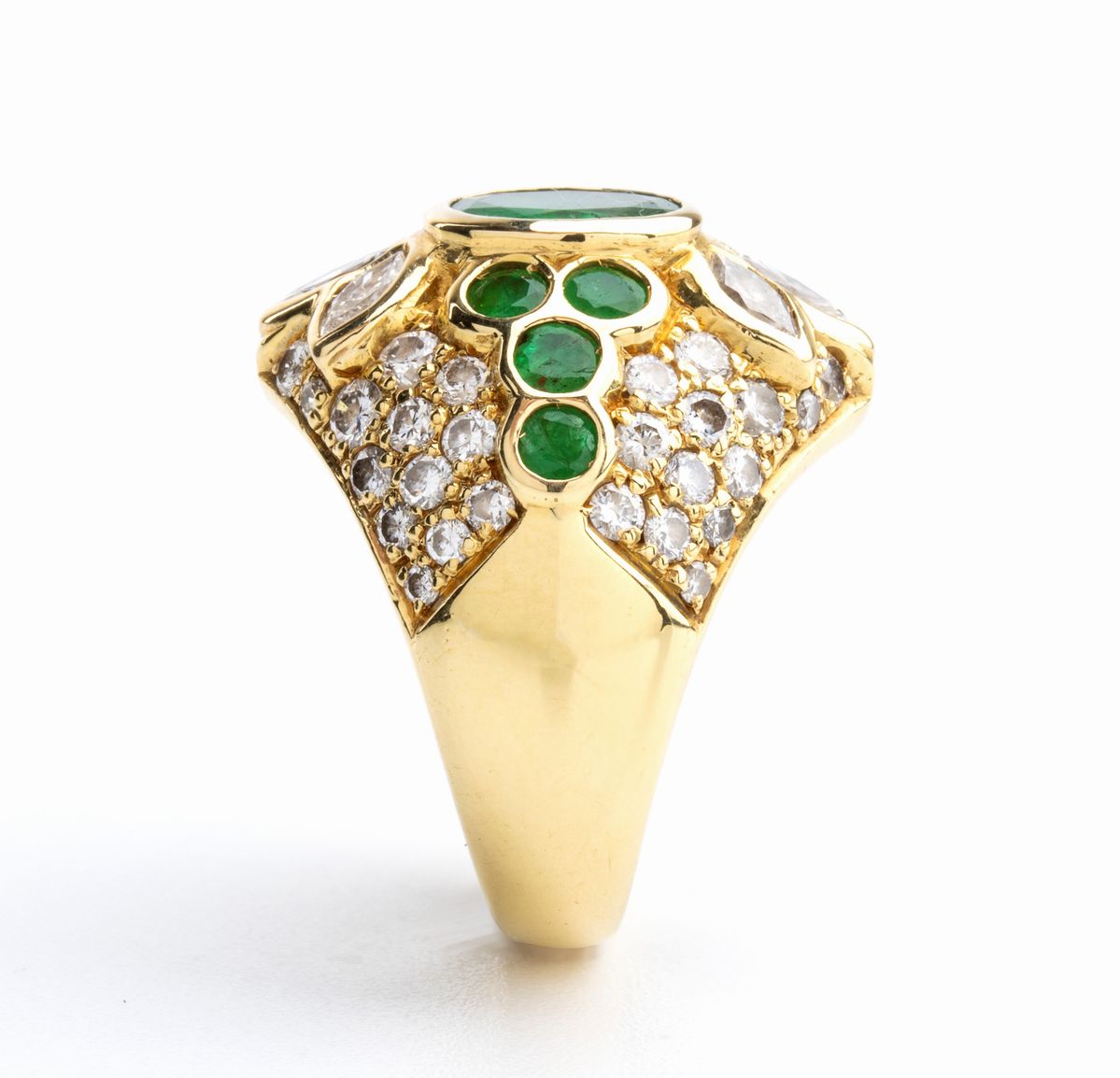 Anello in oro giallo, smeraldi e diamanti