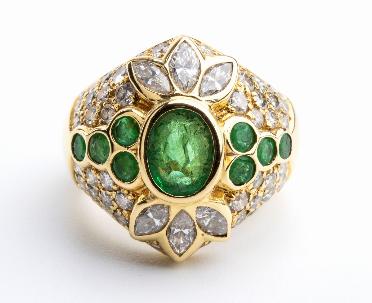 Anello in oro giallo, smeraldi e diamanti