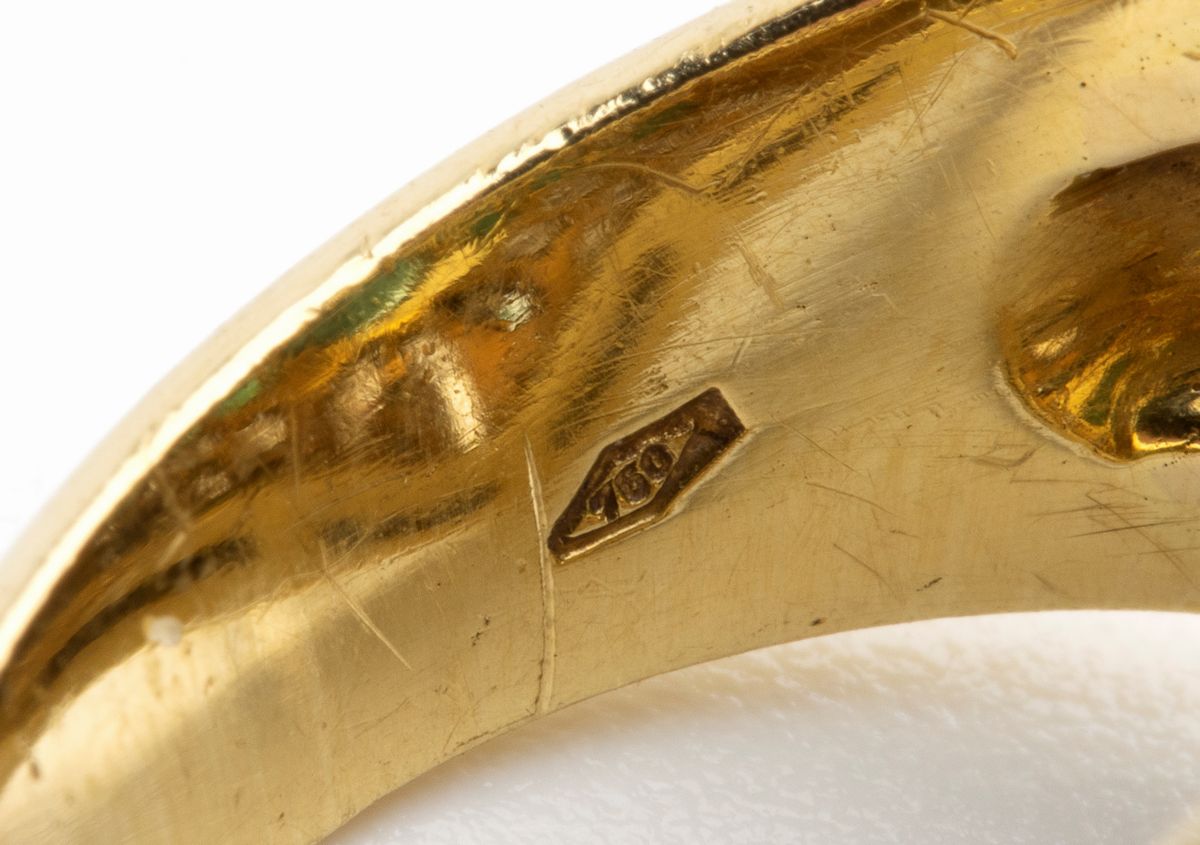 Anello in oro giallo, smeraldi e diamanti