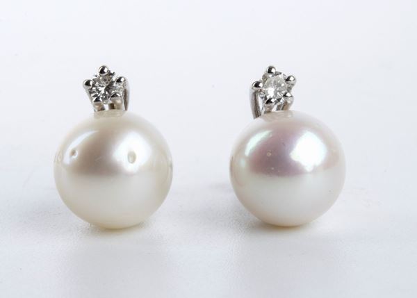 Diamond Australian pearl gold pair of earrings