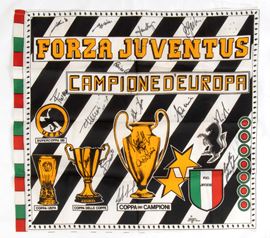Calcio, Italia, JUVENTUS F.C. bandiera con autografi (1985-86) - sintetico  - Asta Antique Toys & Sports Memorabilia - Bertolami Fine Art - Casa d'Aste