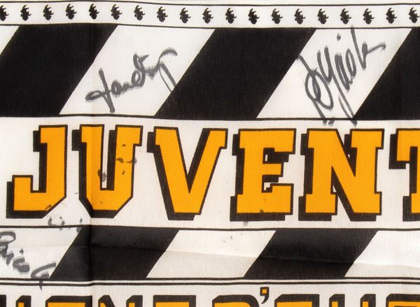 Calcio, Italia, JUVENTUS F.C. bandiera con autografi (1985-86) - sintetico  - Asta Antique Toys & Sports Memorabilia - Bertolami Fine Art - Casa d'Aste