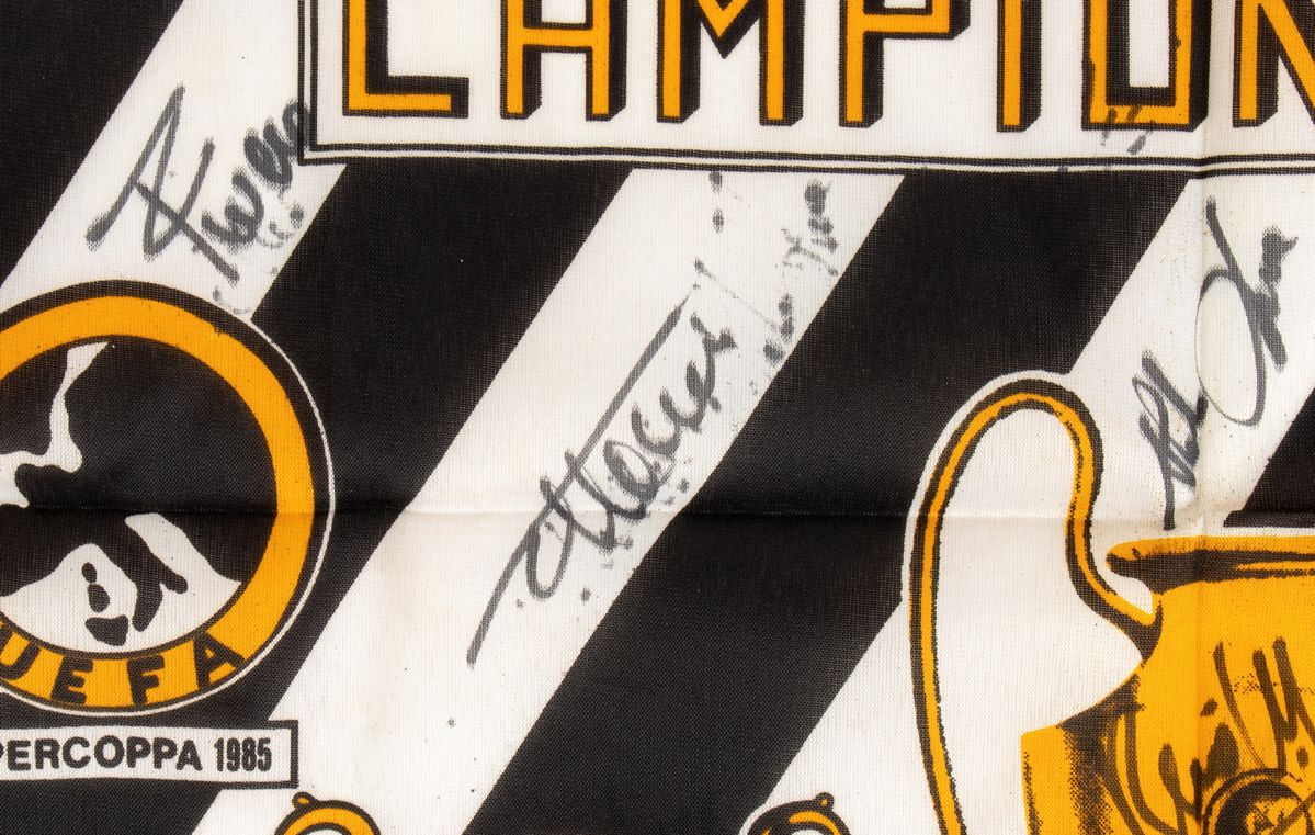 Calcio, Italia, Juventus f.C. Bandiera con Autografi