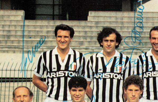 Calcio, Italia, JUVENTUS F.C. bandiera con autografi (1985-86) - sintetico  - Asta Antique Toys & Sports Memorabilia - Bertolami Fine Art - Casa d'Aste