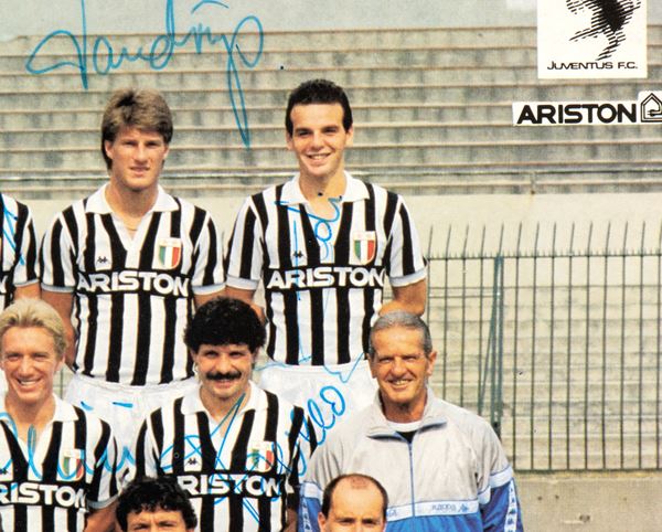 Calcio, Italia, JUVENTUS F.C. bandiera con autografi (1985-86) - sintetico  - Asta Antique Toys & Sports Memorabilia - Bertolami Fine Art - Casa d'Aste