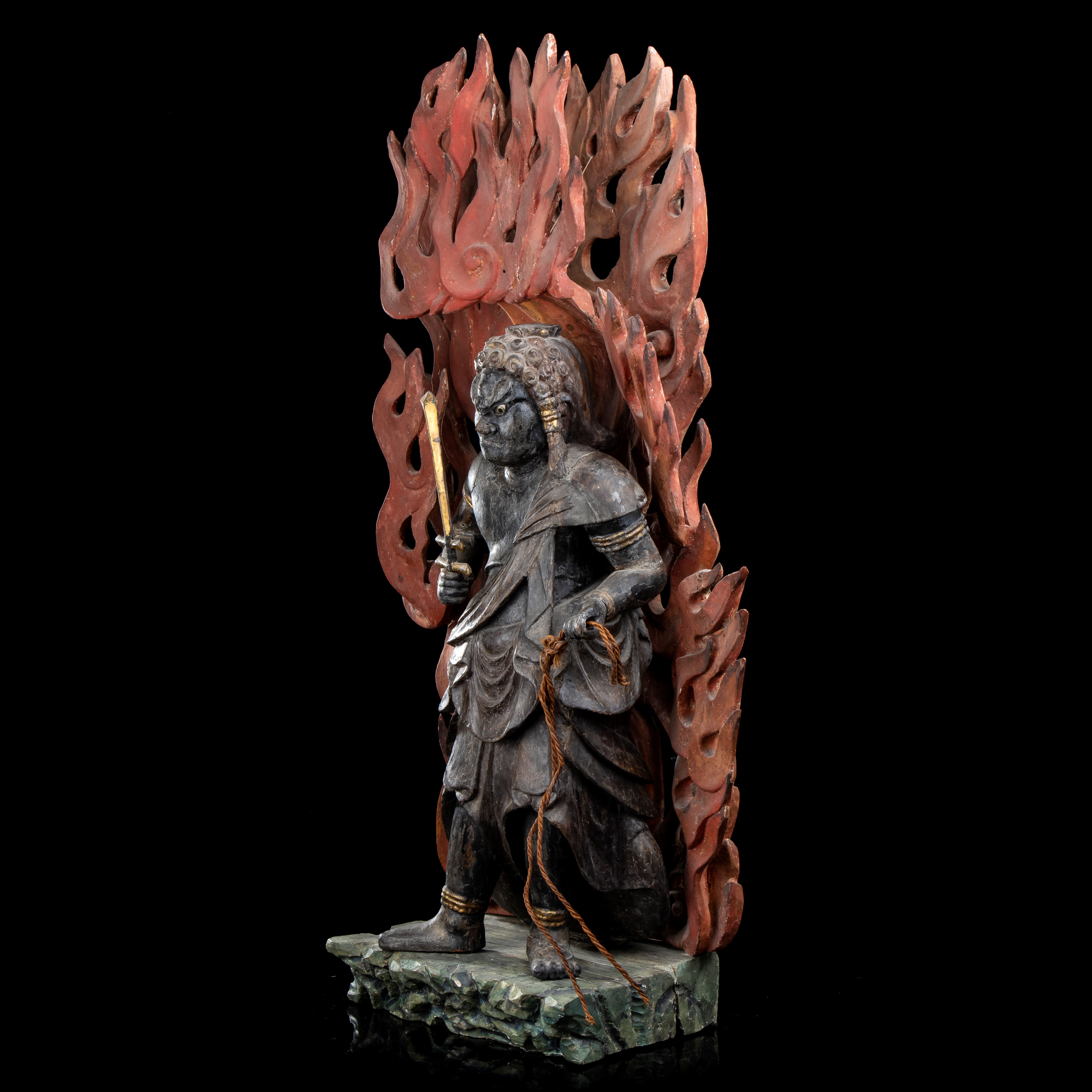 SCULTURA IN LEGNO LACCATO, DIPINTO E PARZIALMENTE DORATO CON FUDO MYOO