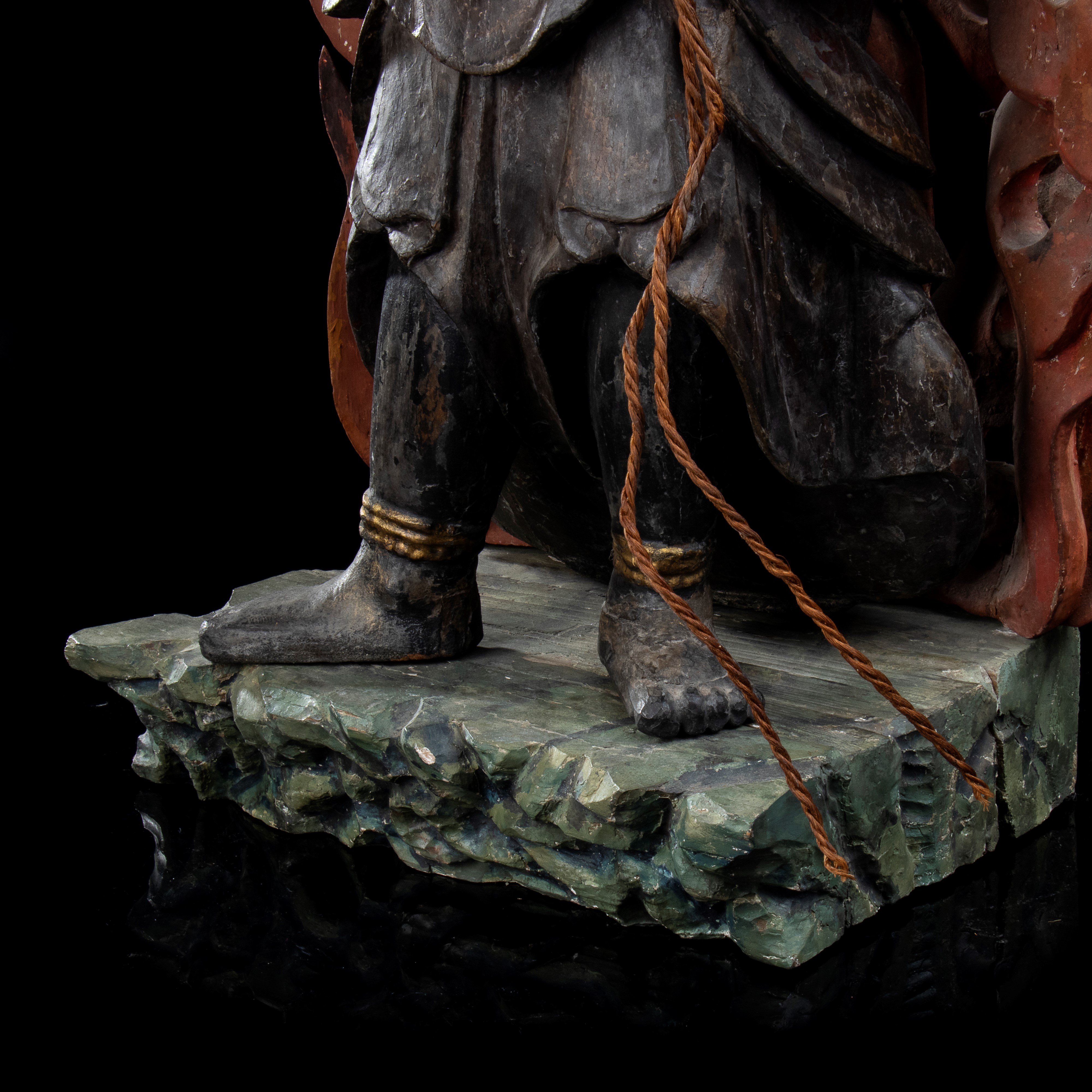 SCULTURA IN LEGNO LACCATO, DIPINTO E PARZIALMENTE DORATO CON FUDO MYOO