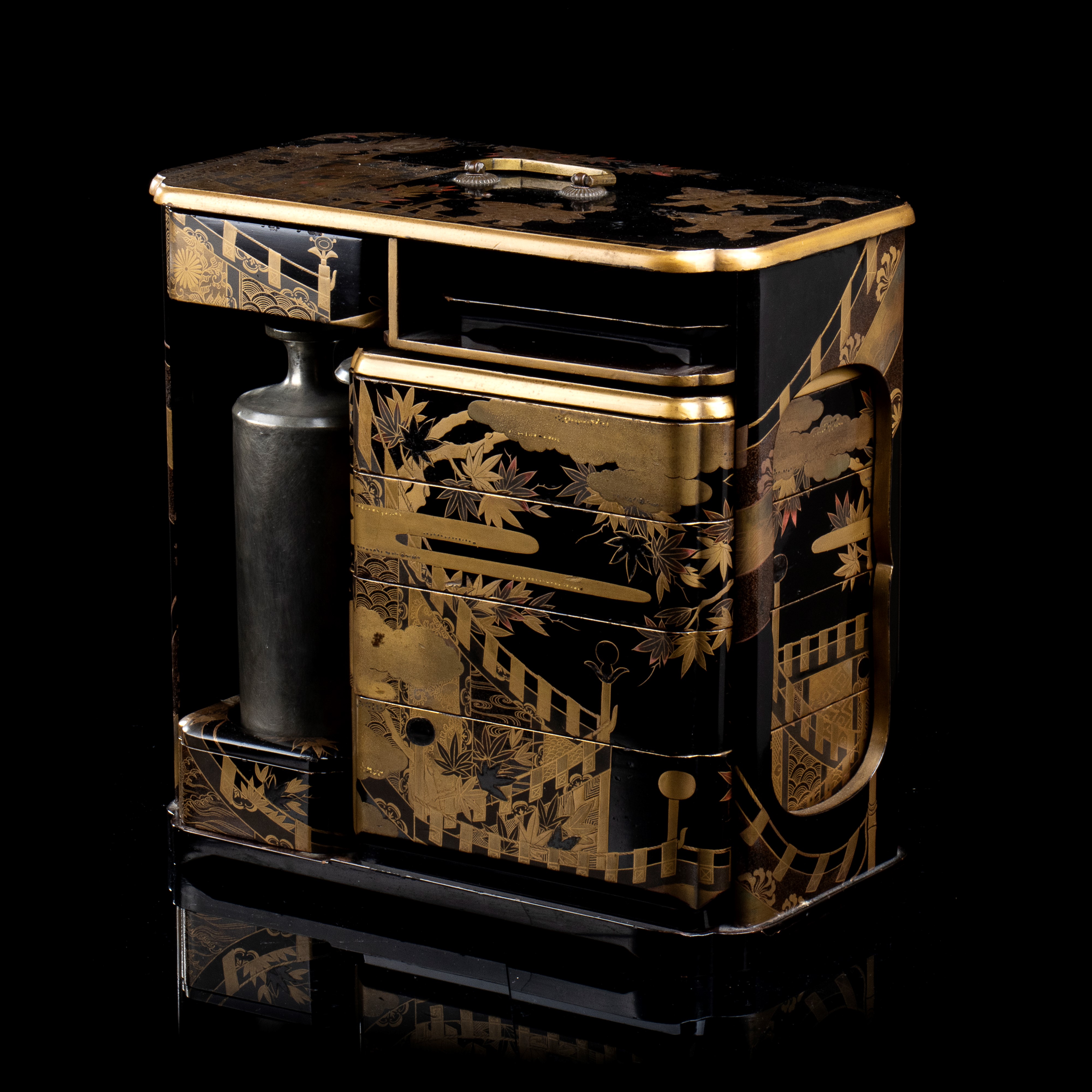 CONTENITORE PORTAVIVANDE IN LEGNO LACCATO E DORATO, SAGEJUBAKO