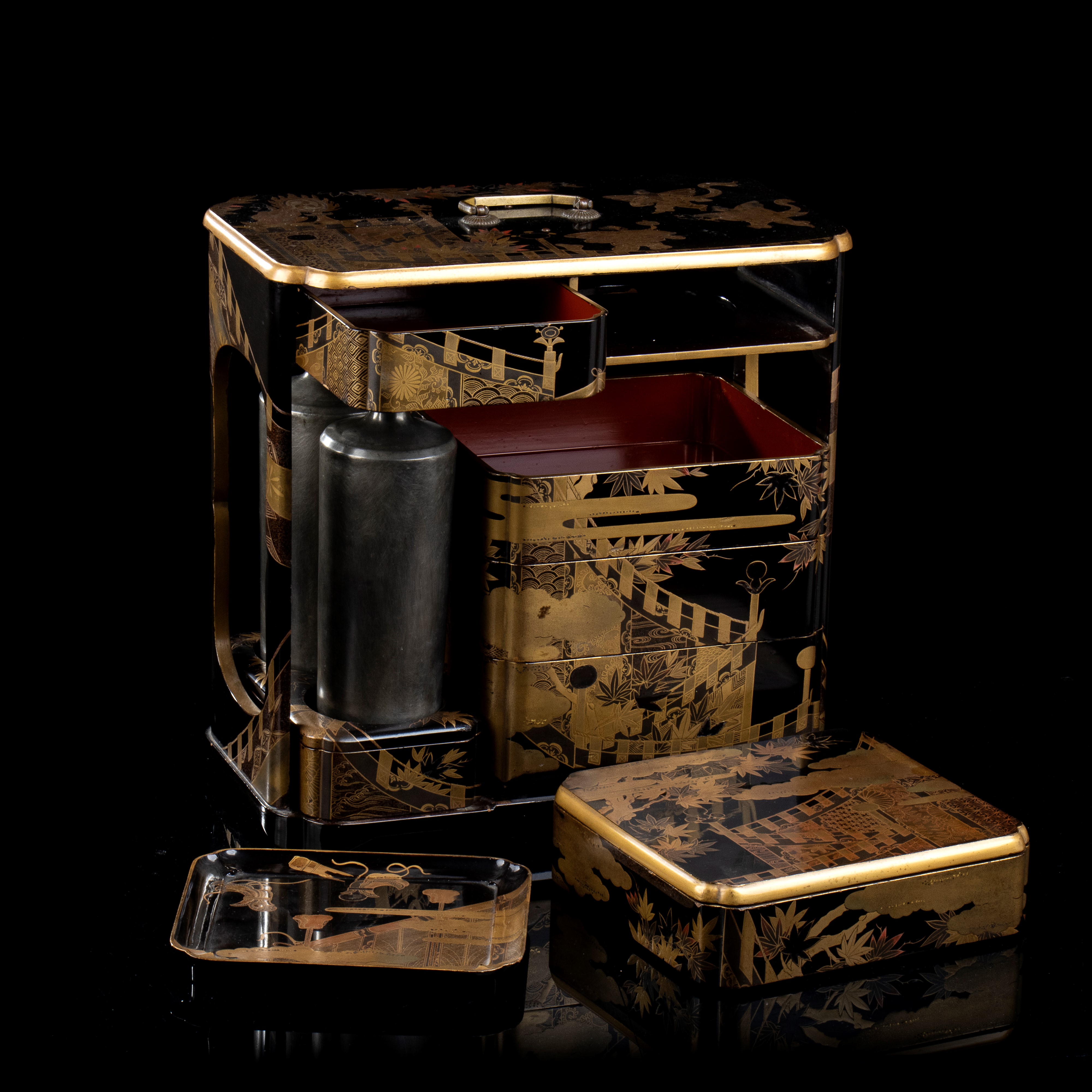 CONTENITORE PORTAVIVANDE IN LEGNO LACCATO E DORATO, SAGEJUBAKO