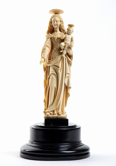 Scultura in Avorio Raffigurante Madonna con Bambino