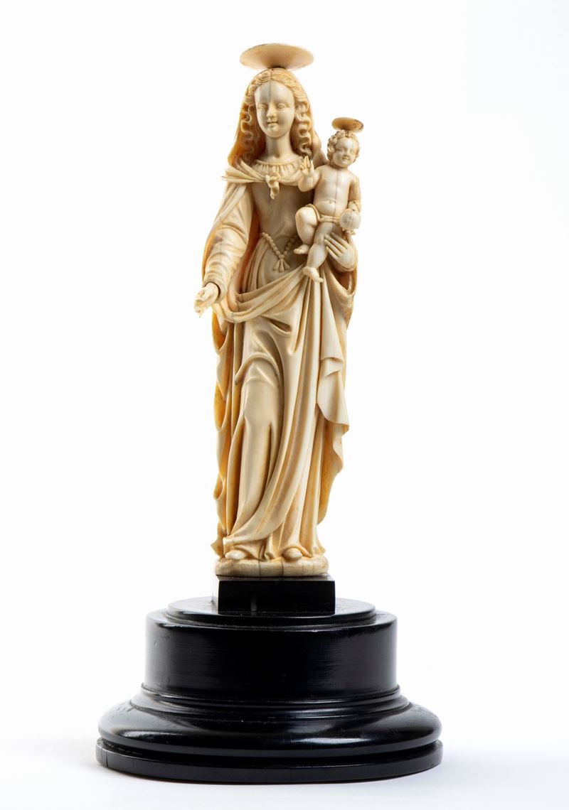 Scultura in Avorio Raffigurante Madonna con Bambino