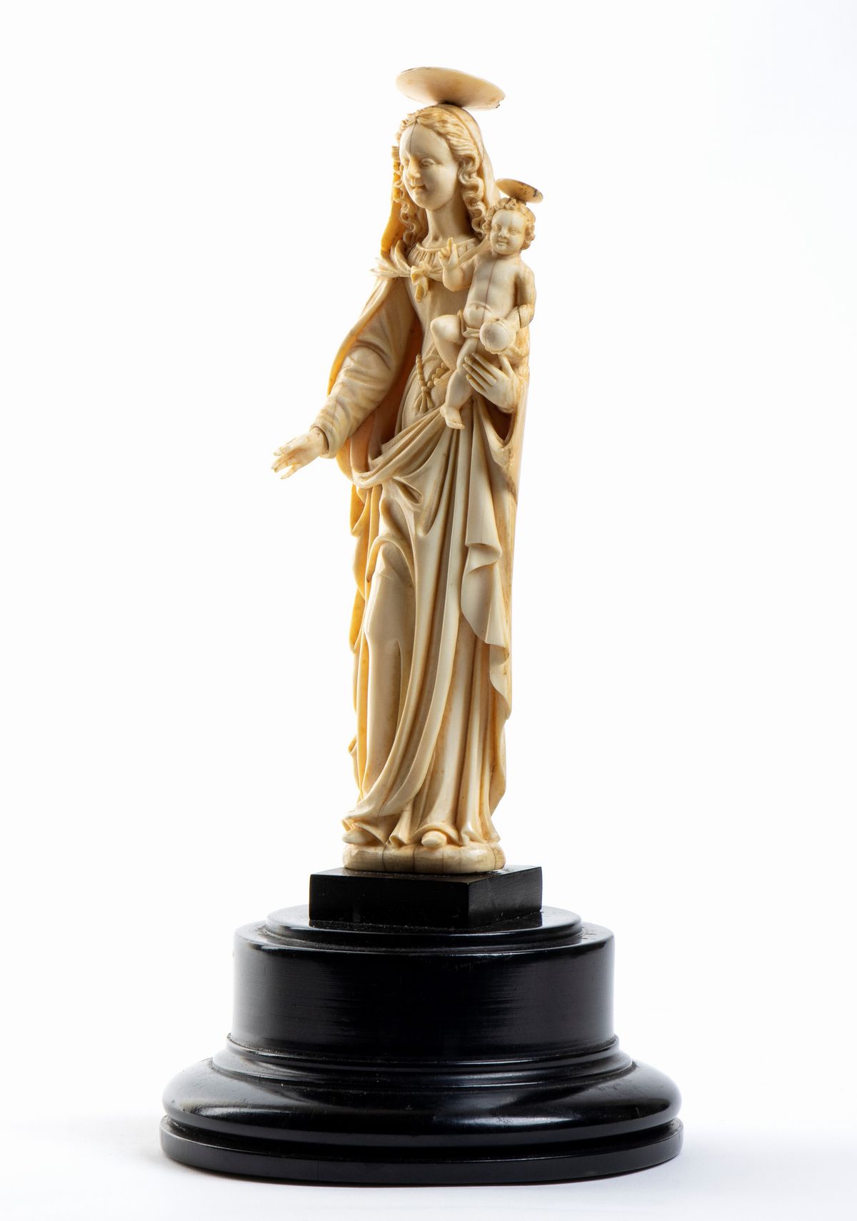Scultura in Avorio Raffigurante Madonna con Bambino