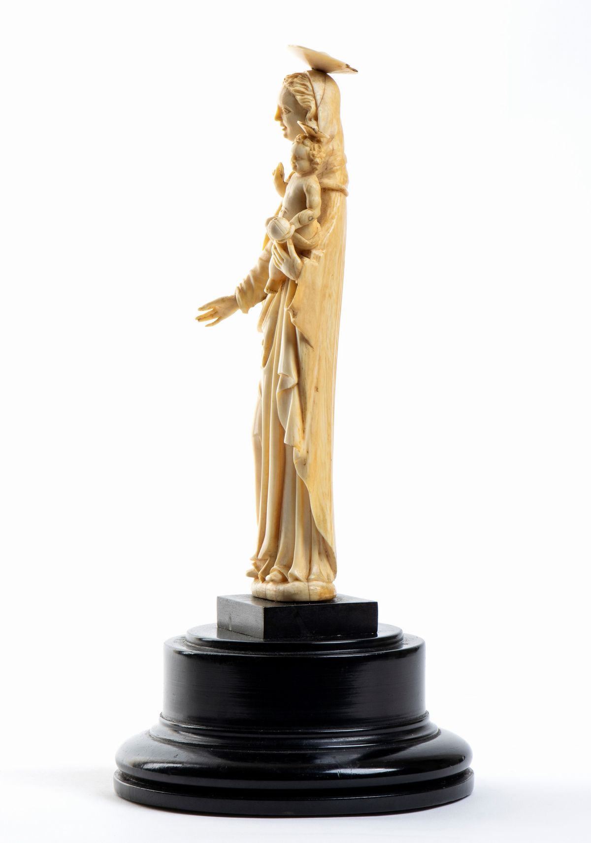 Scultura in Avorio Raffigurante Madonna con Bambino