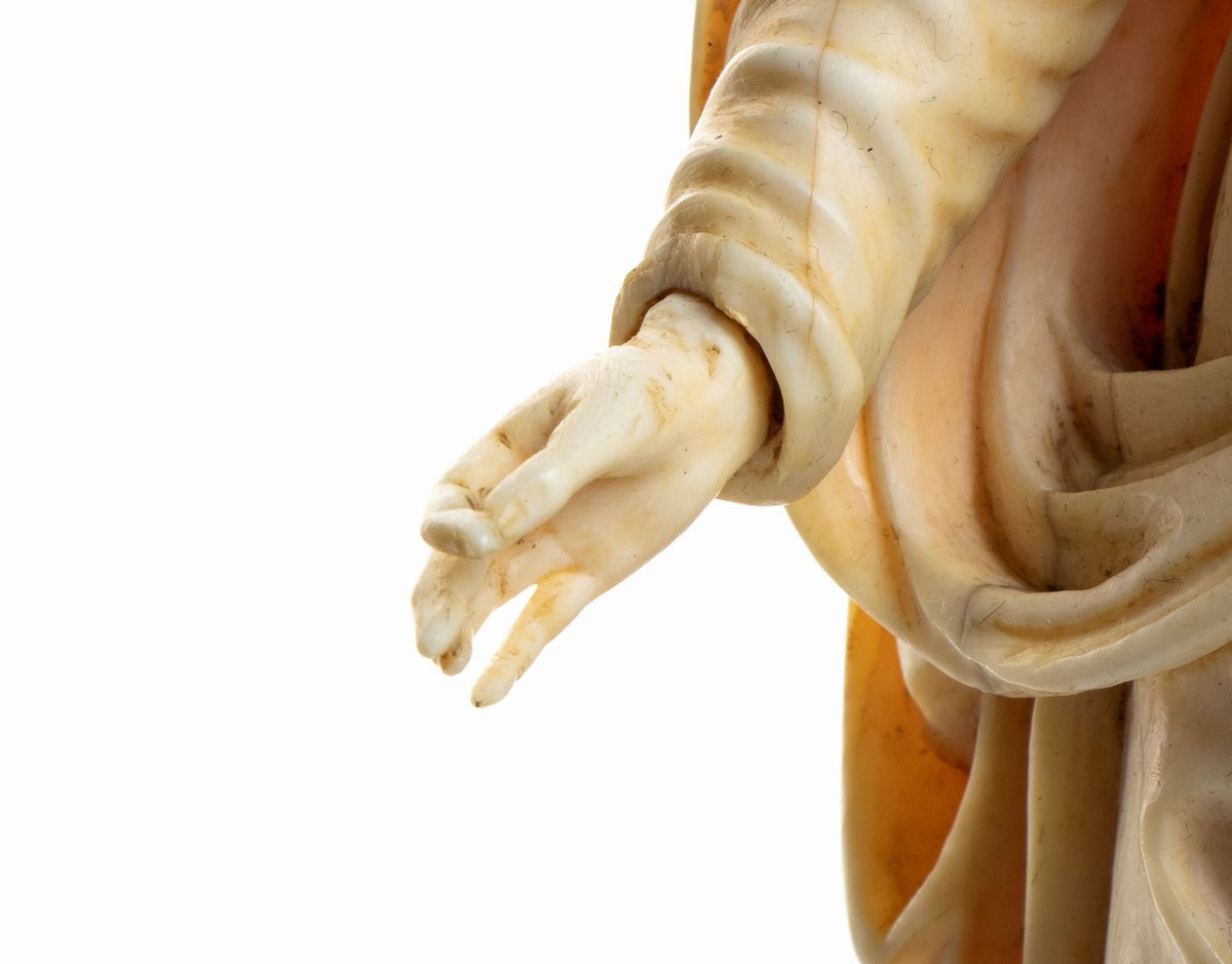 Scultura in Avorio Raffigurante Madonna con Bambino