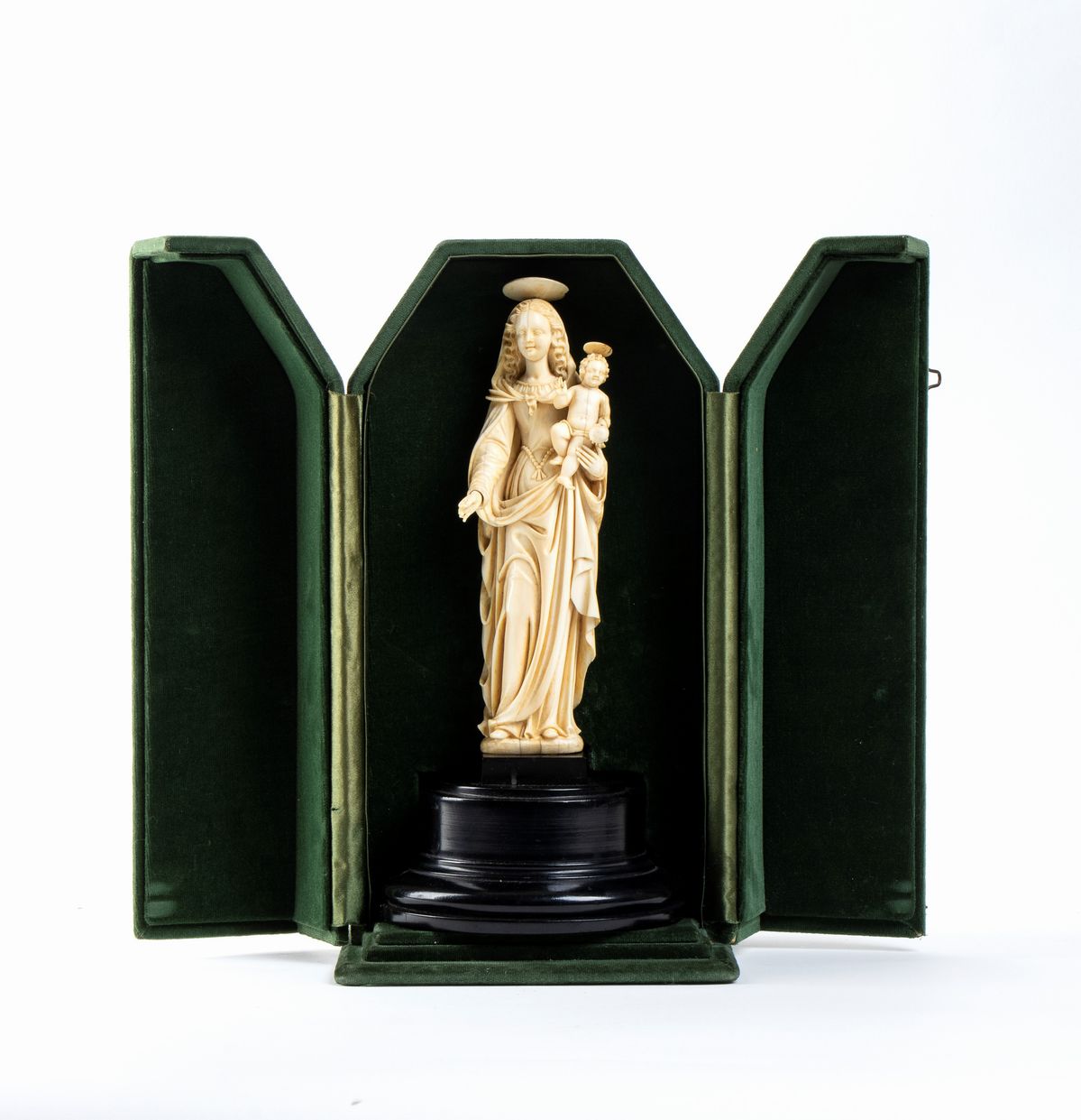 Scultura in Avorio Raffigurante Madonna con Bambino