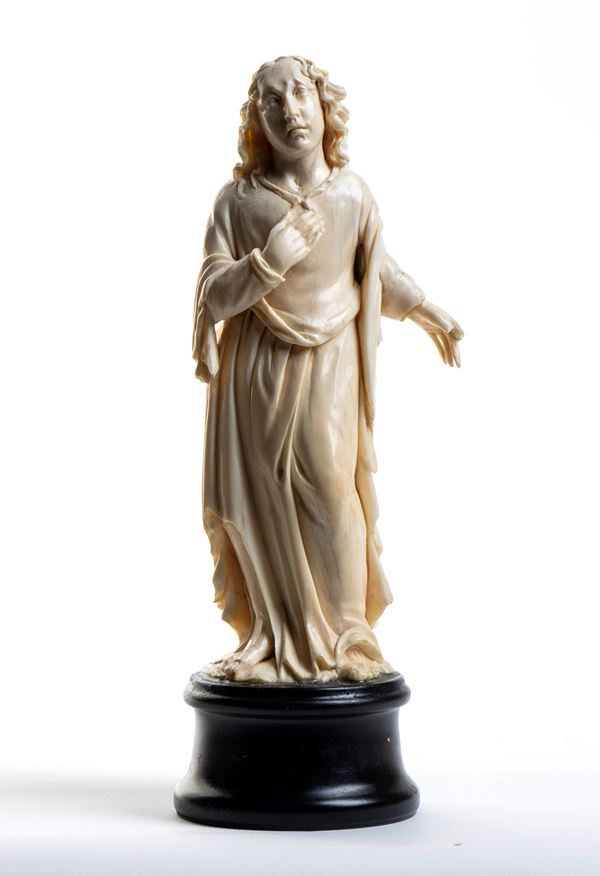 Scultura in avorio raffigurante San Giovanni evangelista