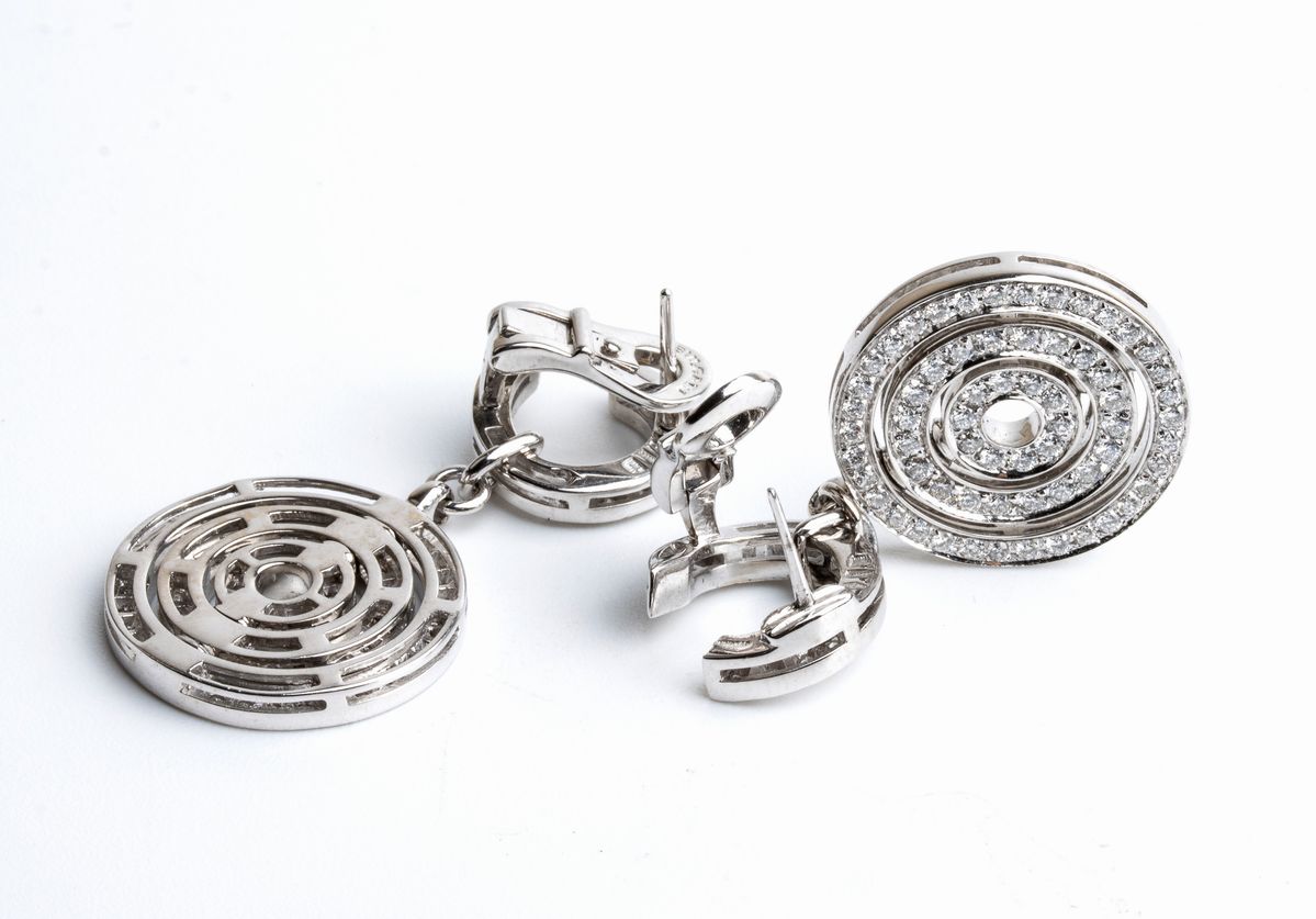 BULGARI, collezione Astrale: orecchini pendenti in oro con diamanti