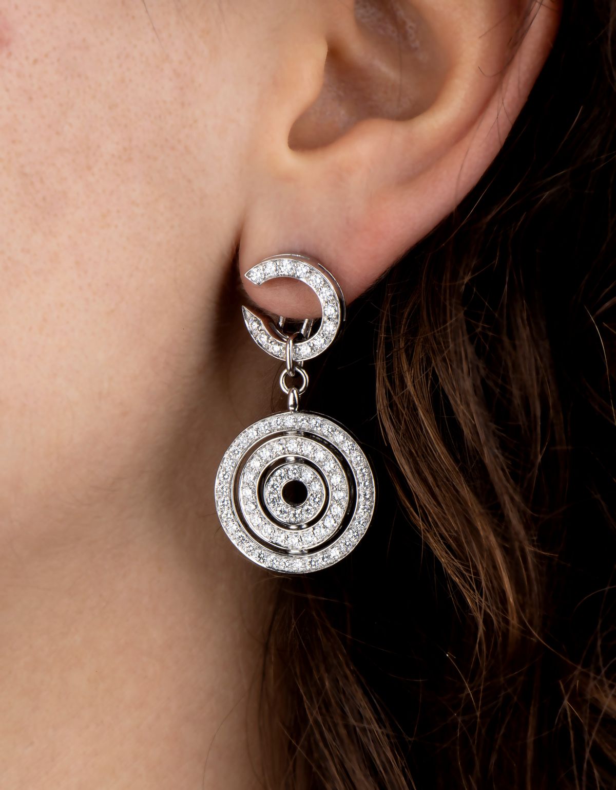 BULGARI, collezione Astrale: orecchini pendenti in oro con diamanti