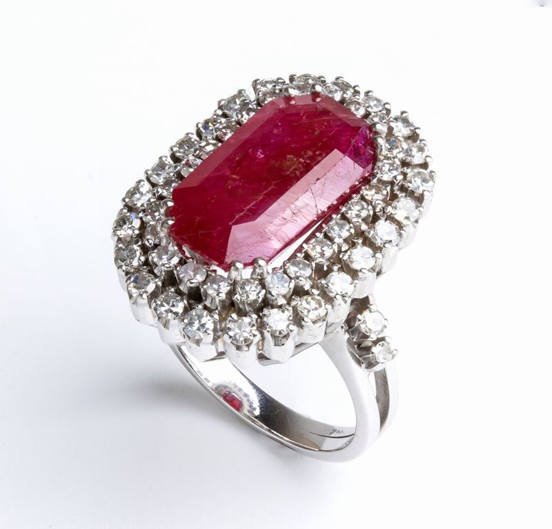 Anello in oro con rubino Birmano e diamanti