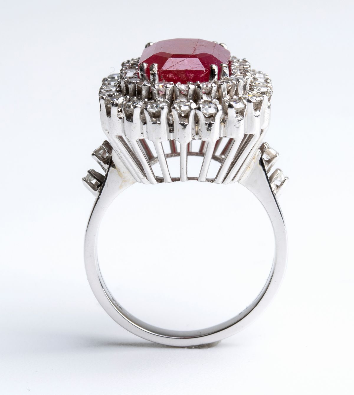 Anello in oro con rubino Birmano e diamanti