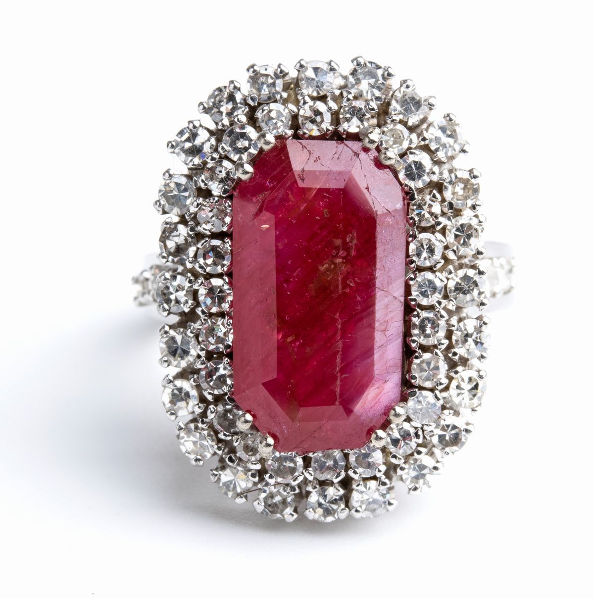 Anello in oro con rubino Birmano e diamanti