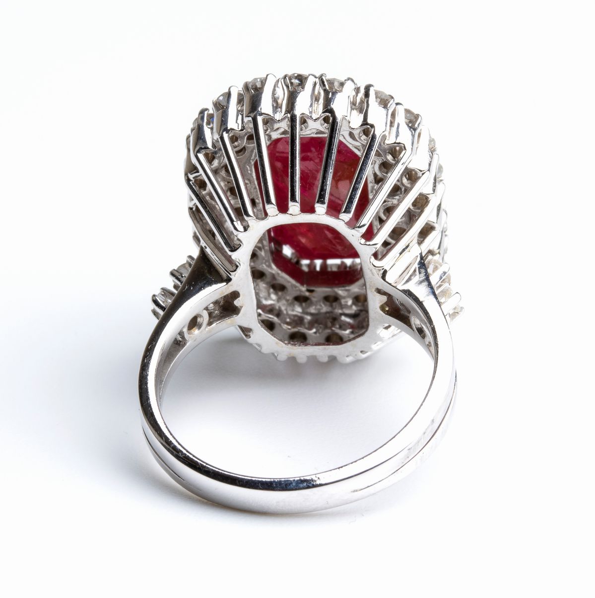 Anello in oro con rubino Birmano e diamanti