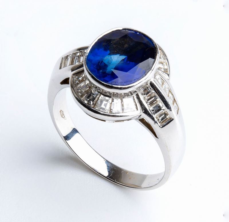 Anello in oro con diamanti e zaffiro Birmano circa 3.70 ct.