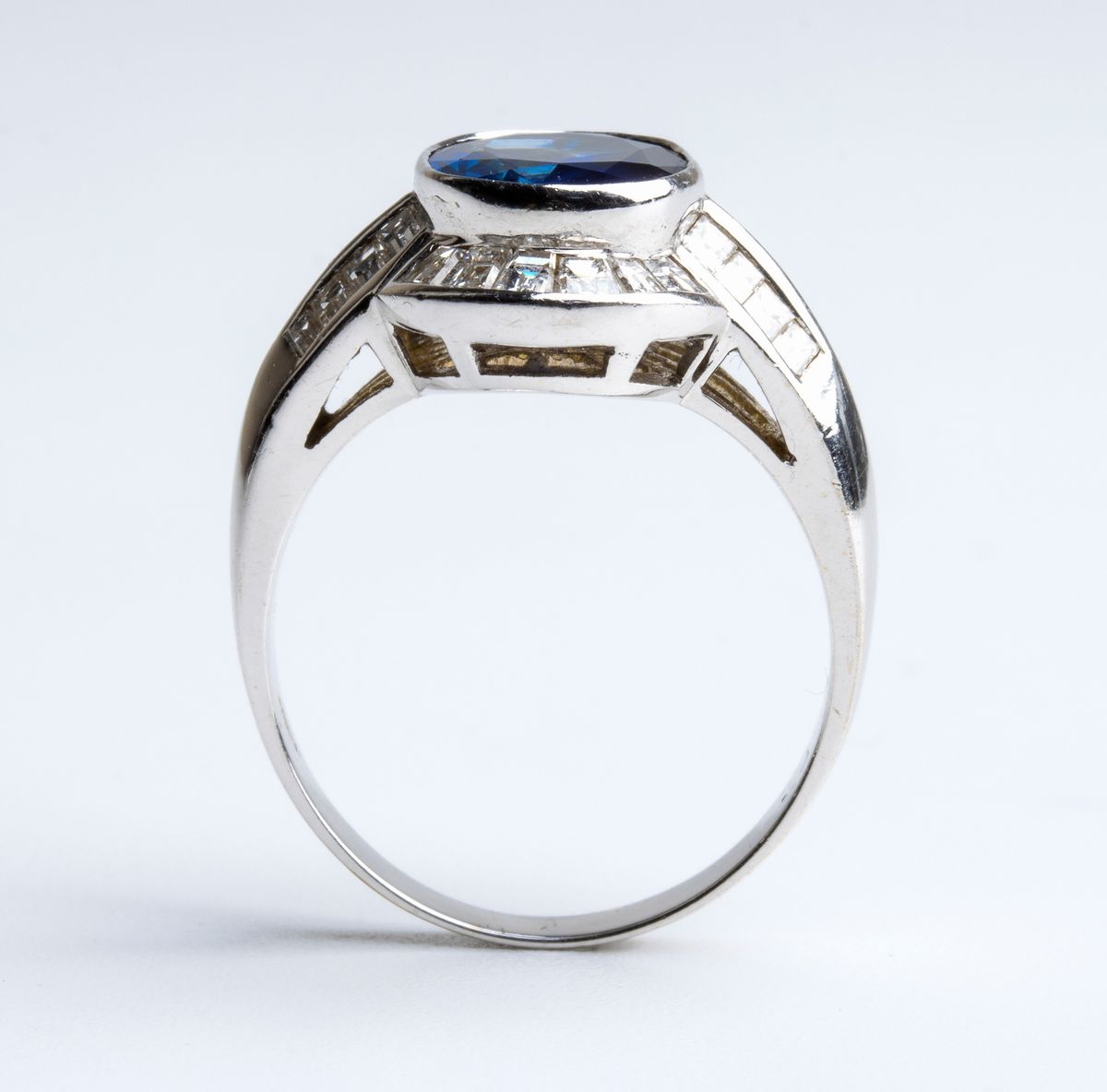 Anello in oro con diamanti e zaffiro Birmano circa 3.70 ct.