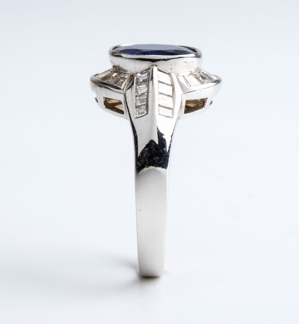 Anello in oro con diamanti e zaffiro Birmano circa 3.70 ct.