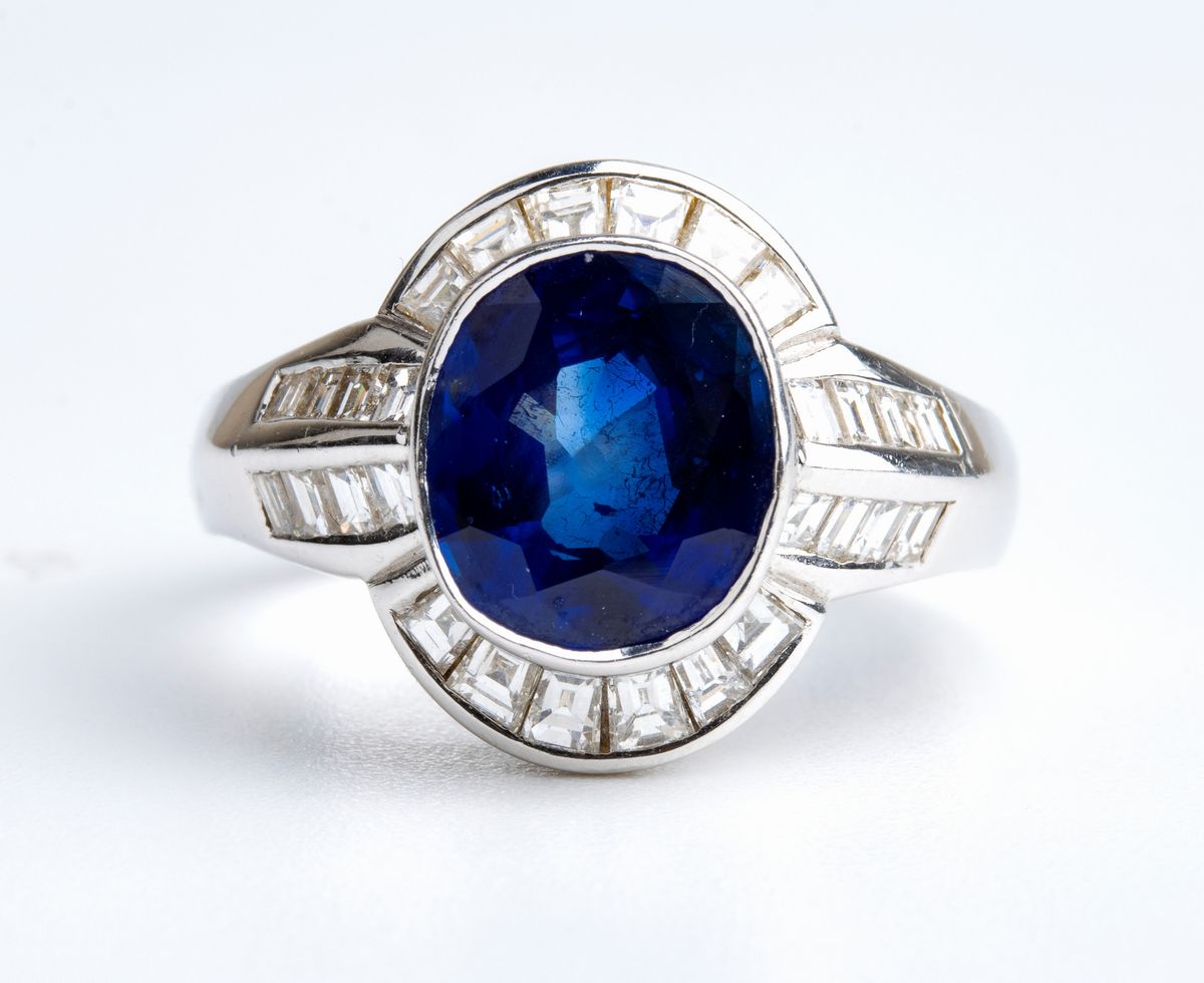 Anello in oro con diamanti e zaffiro Birmano circa 3.70 ct.