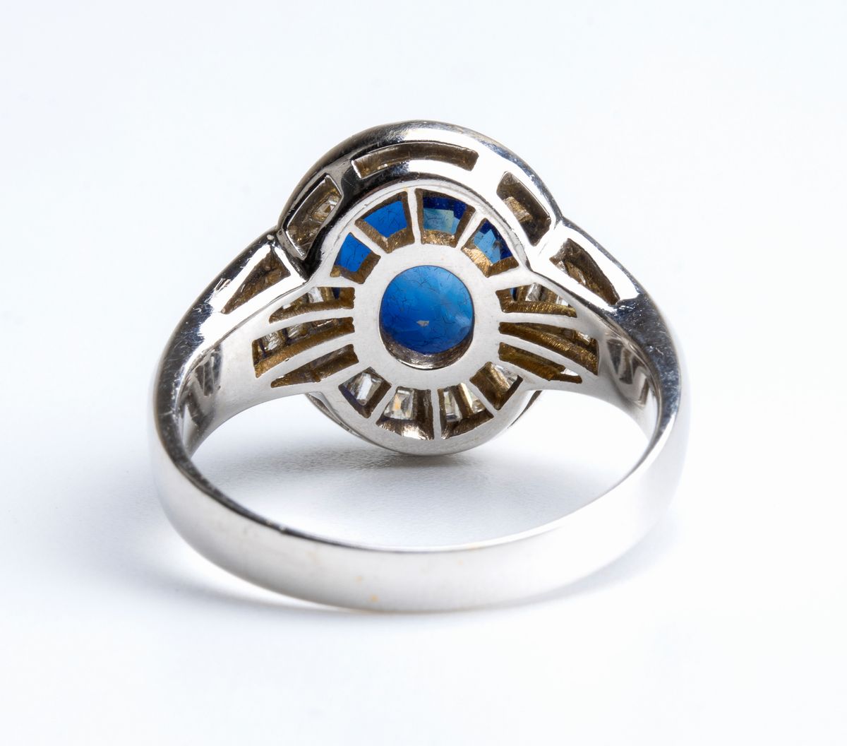 Anello in oro con diamanti e zaffiro Birmano circa 3.70 ct.