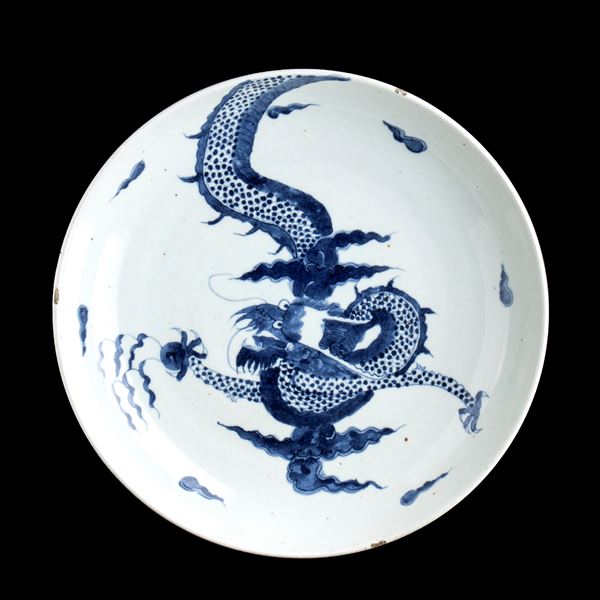 A LARGE 'BLUE AND WHITE' PORCELAIN 'DRAGON' DISH