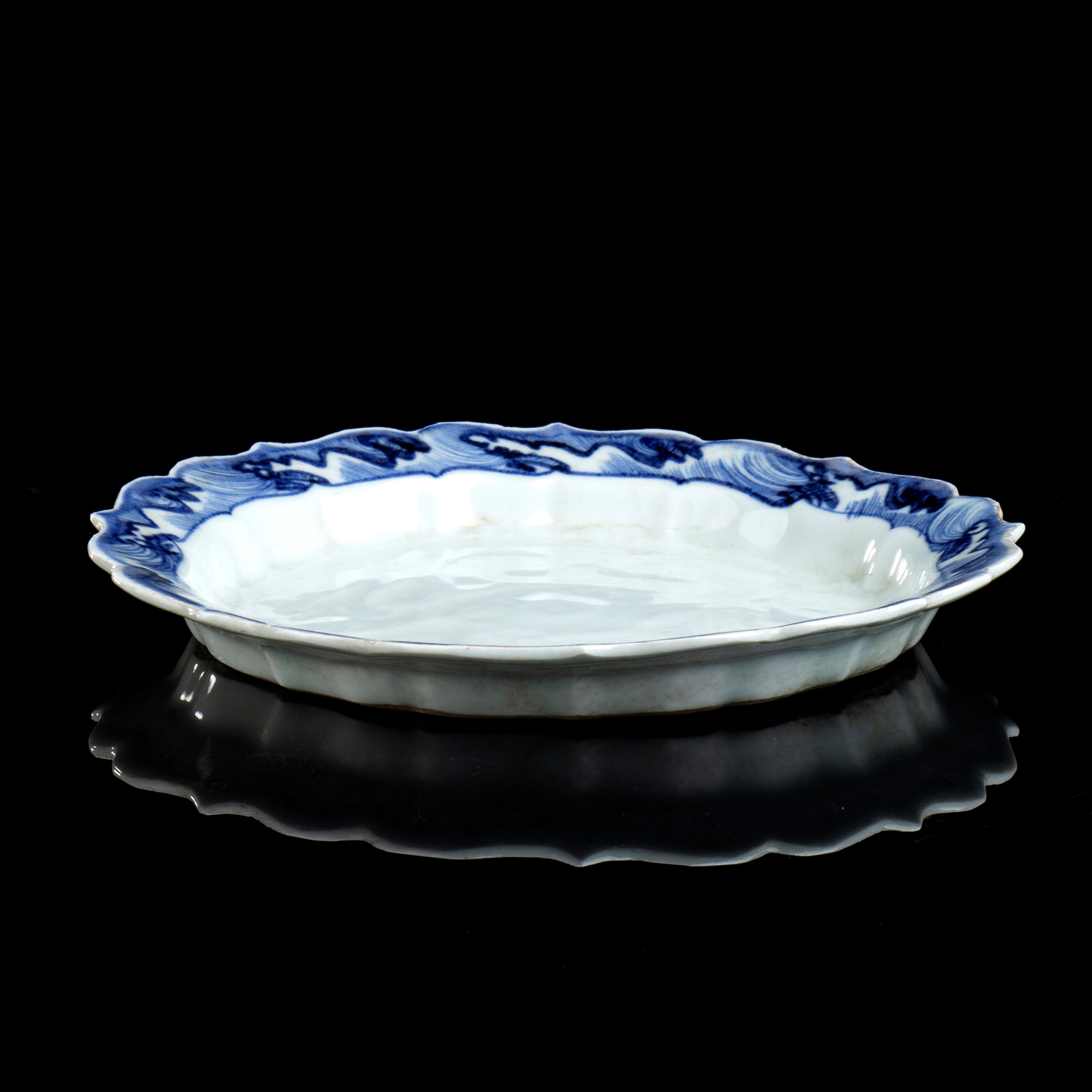 Piccolo Piatto in Porcellana 'bianco e Blu' con Orlo Polilobato