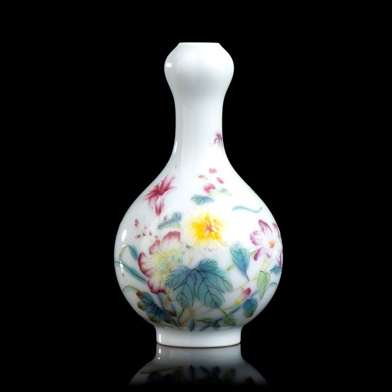 Piccolo Vaso a Bottiglia con Bocca a 'testa D'aglio' in Porcellana con Decoro a Smalti Policromi