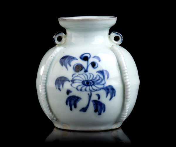 A SMALL 'BLUE AND WHITE' PORCELAIN JAR