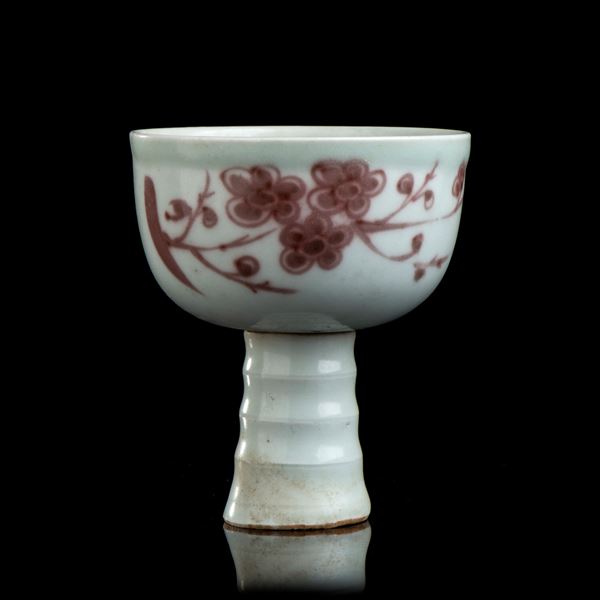 A PORCELAIN STEM CUP WITH RED COPPER DECORATION