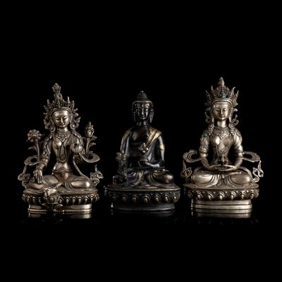 Un Buddha e Due Tara in Metallo