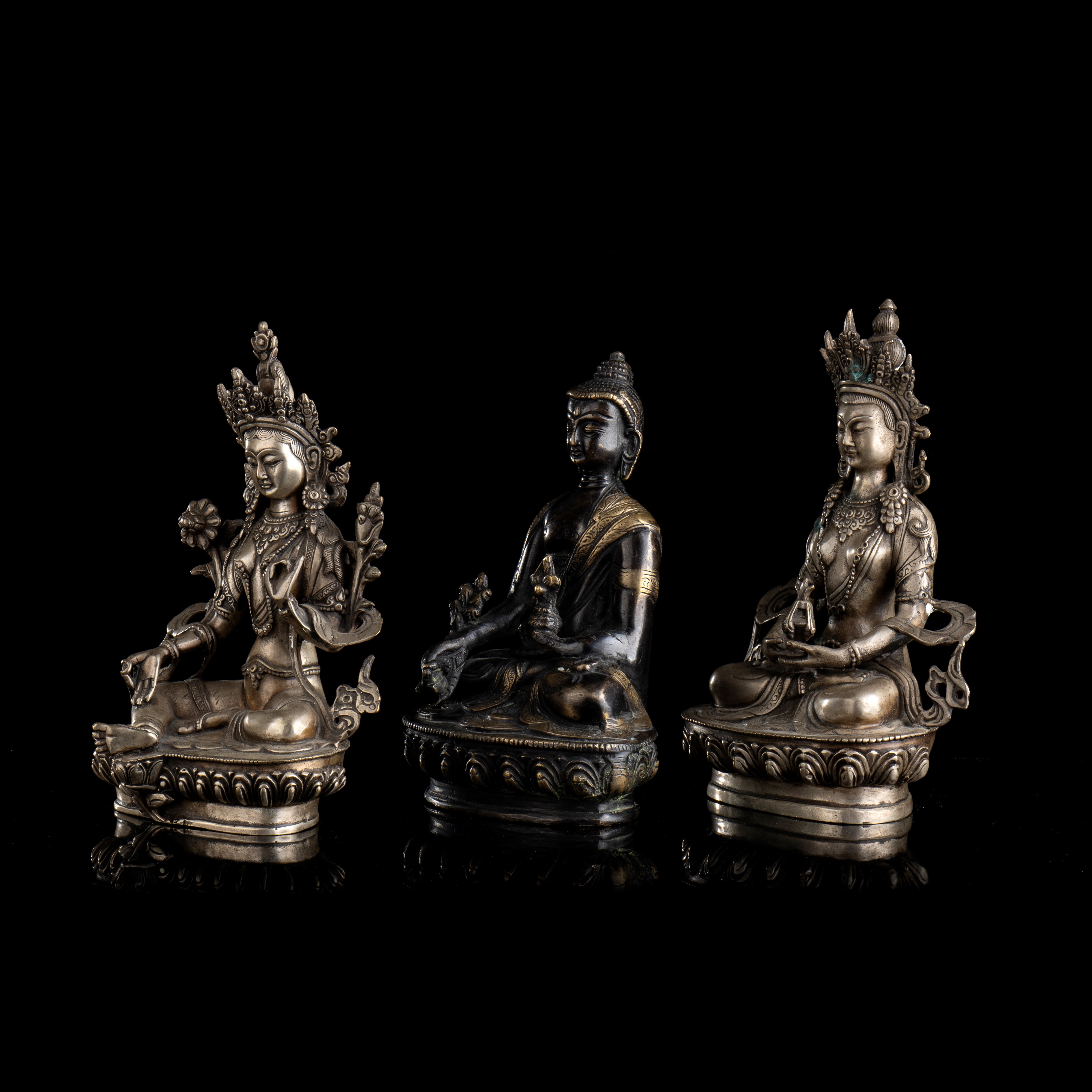 Un Buddha e Due Tara in Metallo