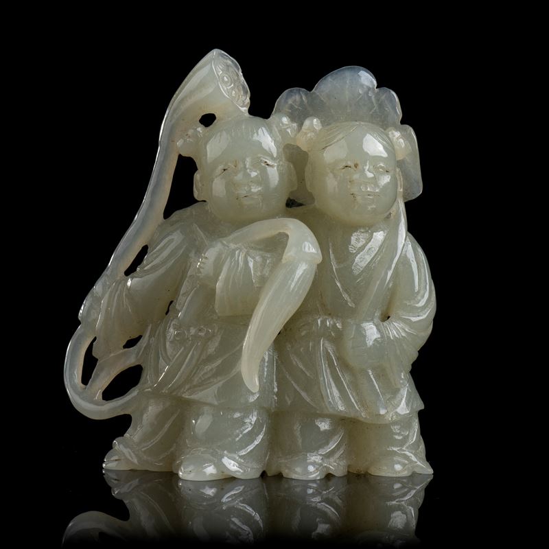Intaglio in Giada Verde Chiaro con Due Bambini