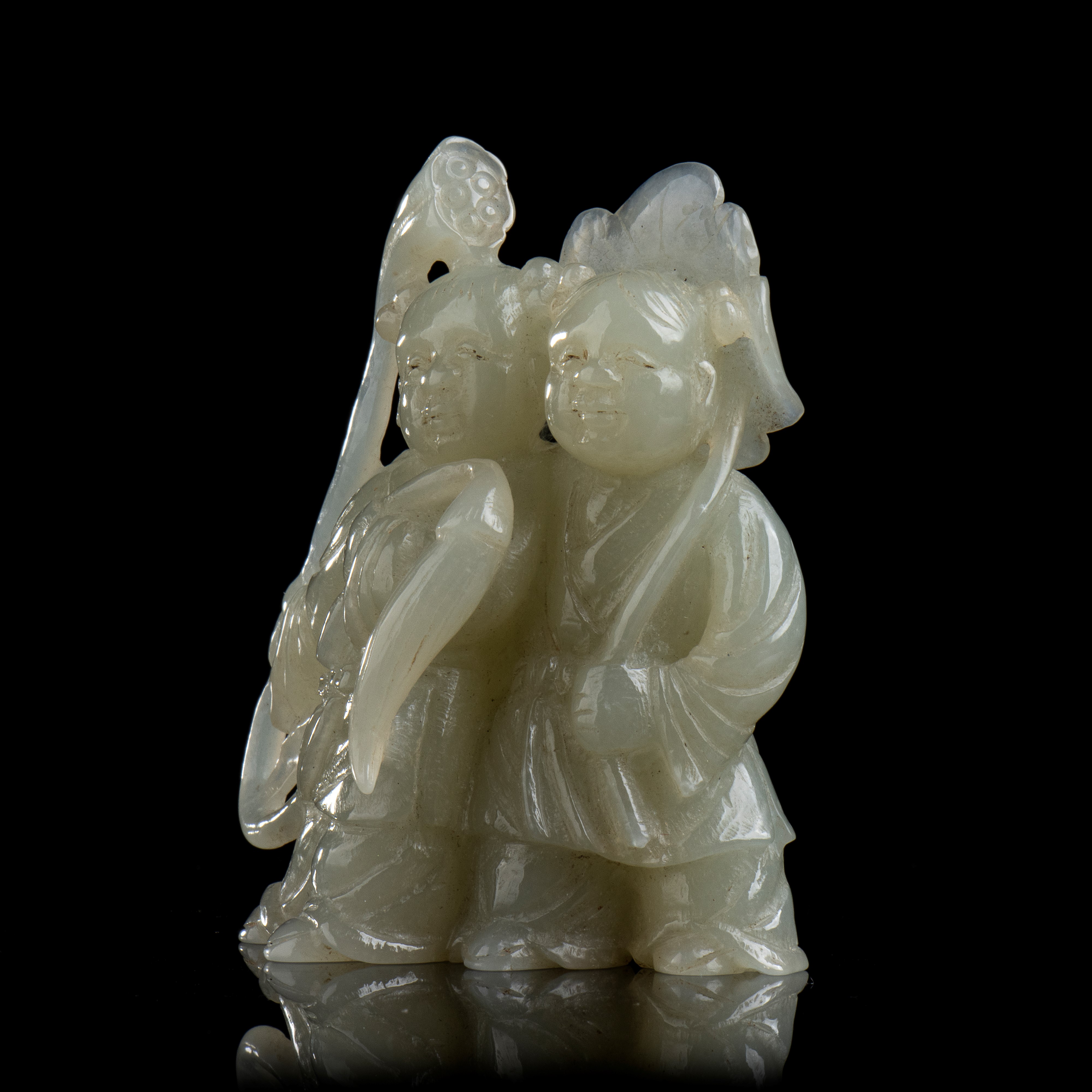 Intaglio in Giada Verde Chiaro con Due Bambini