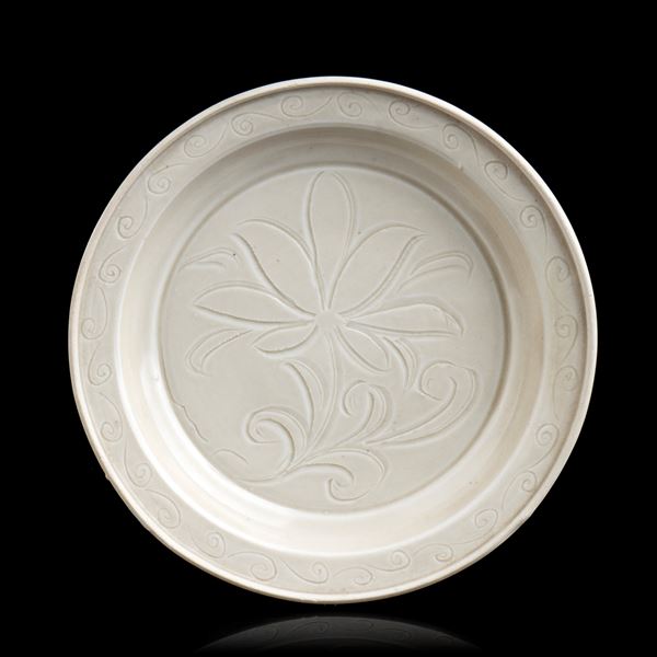 A DING STYLE PORCELAIN SAUCER WITH INCISED FLORAL DECORATION