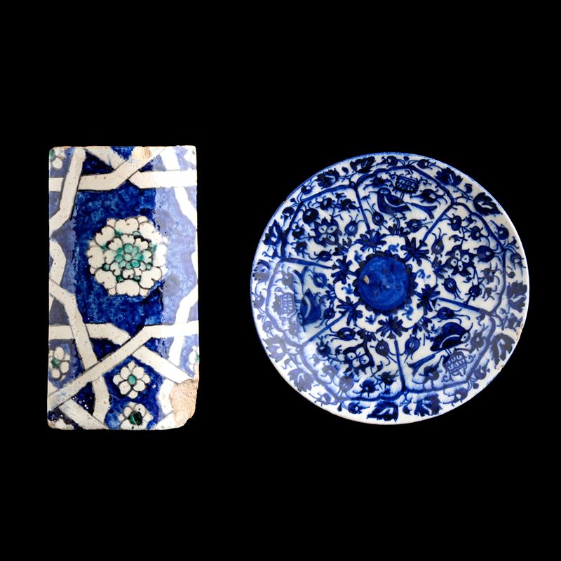 UN PIATTO E UNA TEGOLA IN CERAMICA SMALTATA