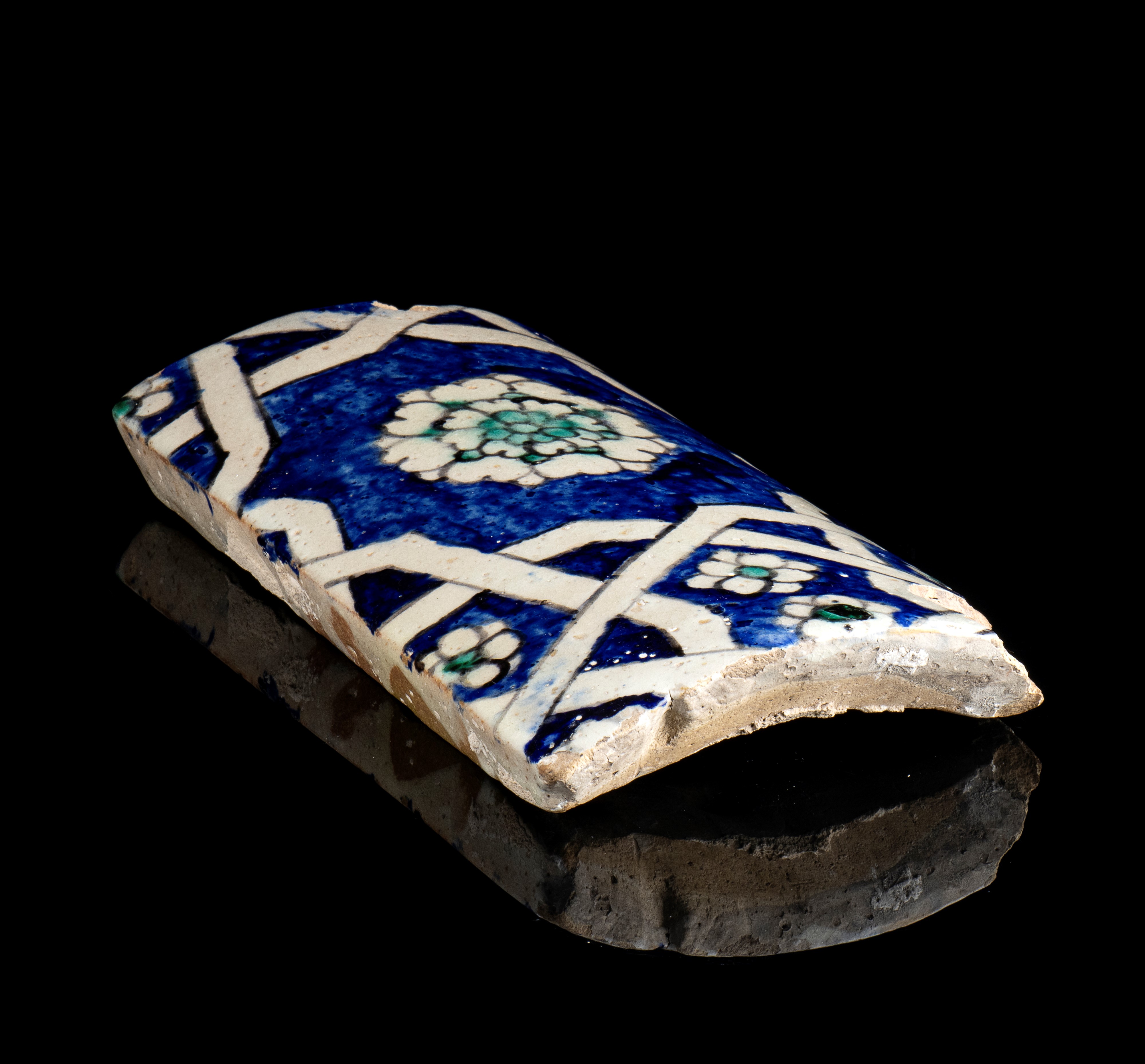 UN PIATTO E UNA TEGOLA IN CERAMICA SMALTATA