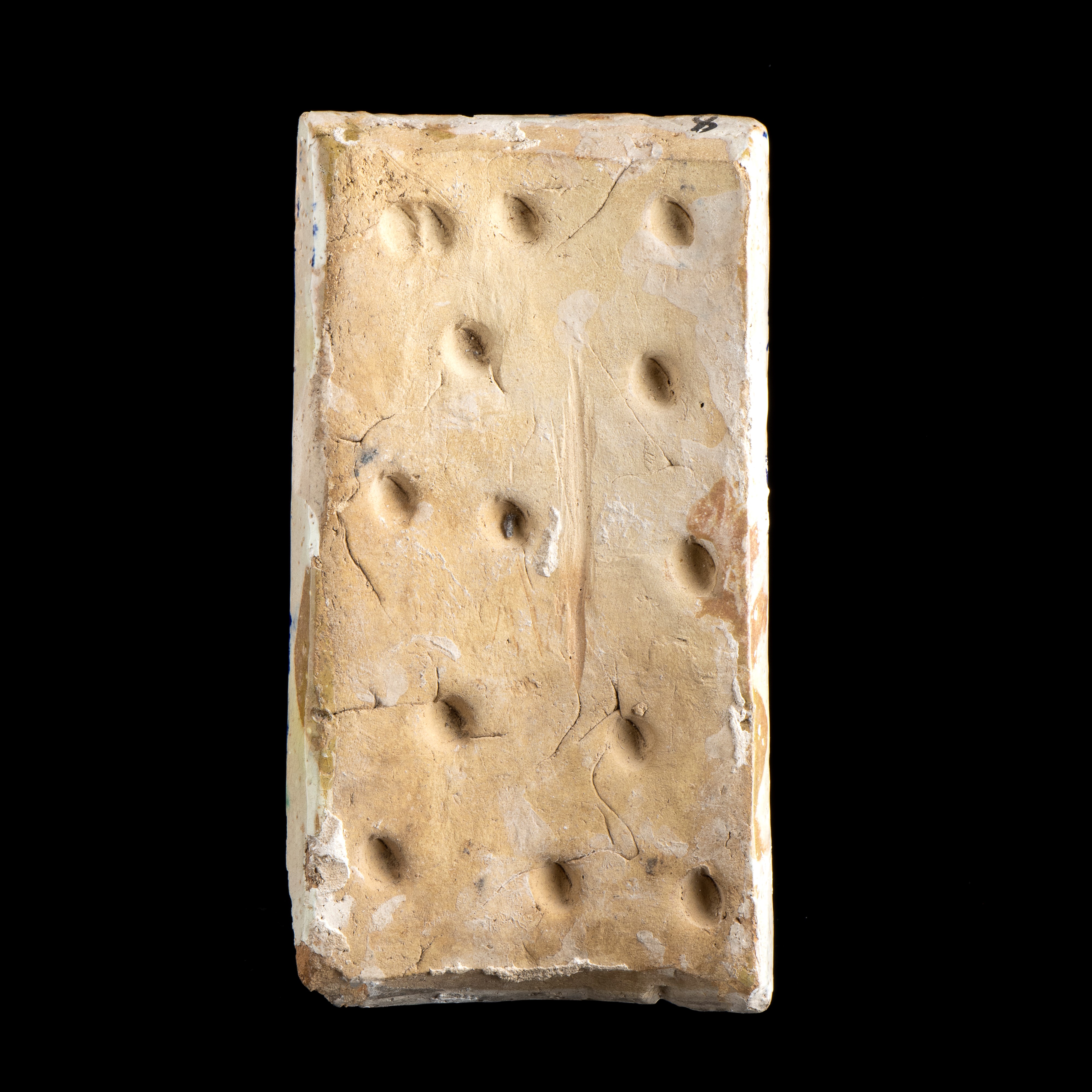 UN PIATTO E UNA TEGOLA IN CERAMICA SMALTATA