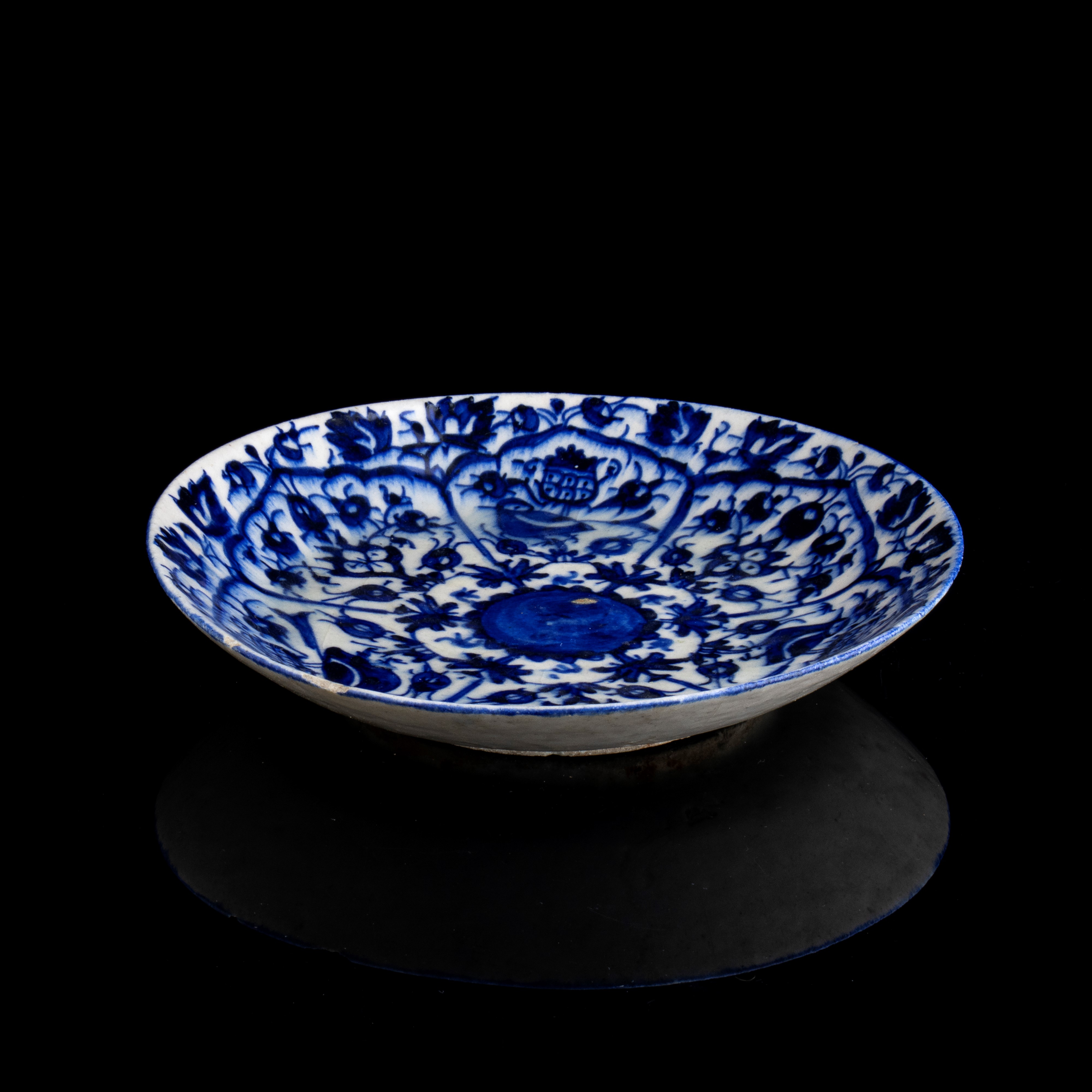 UN PIATTO E UNA TEGOLA IN CERAMICA SMALTATA