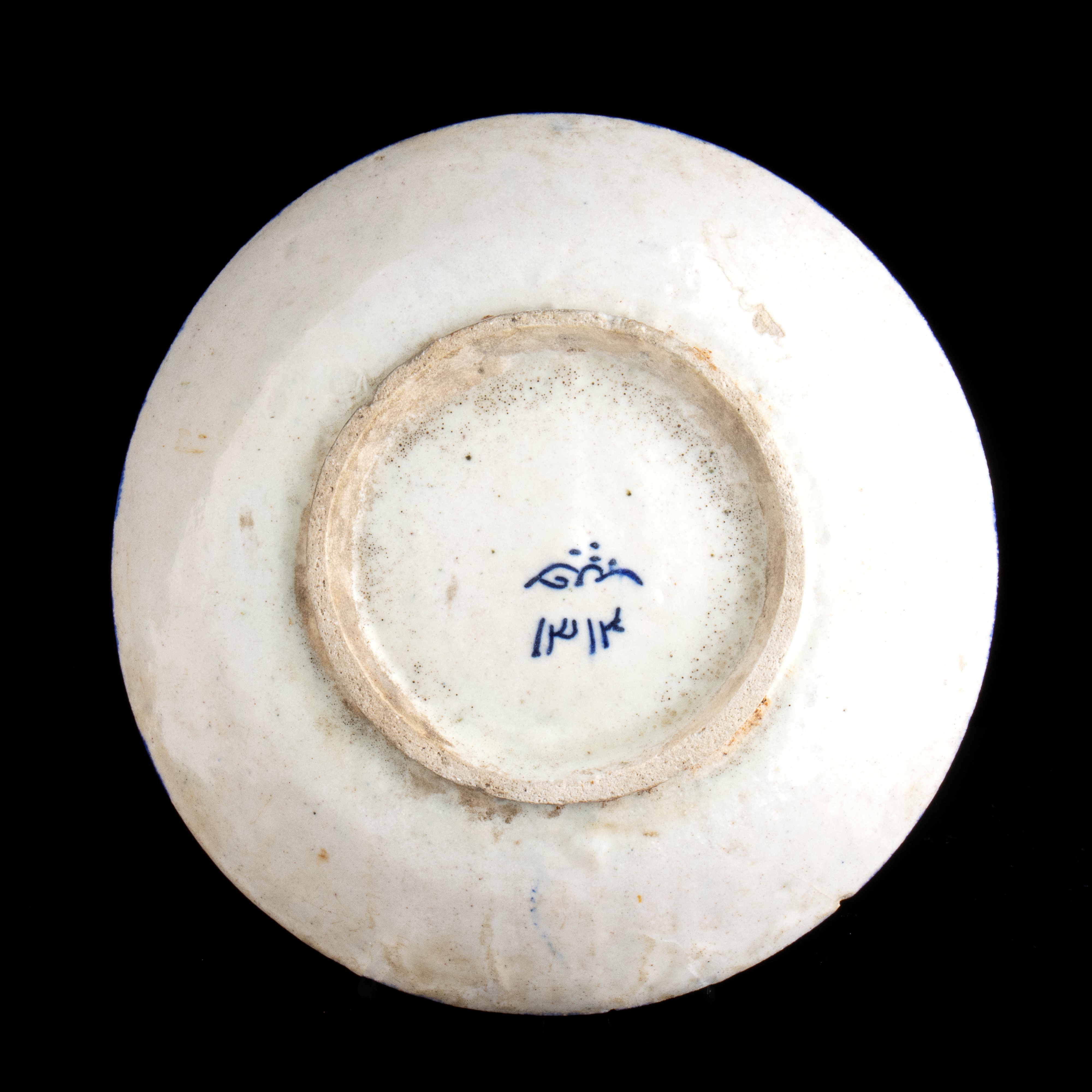 UN PIATTO E UNA TEGOLA IN CERAMICA SMALTATA